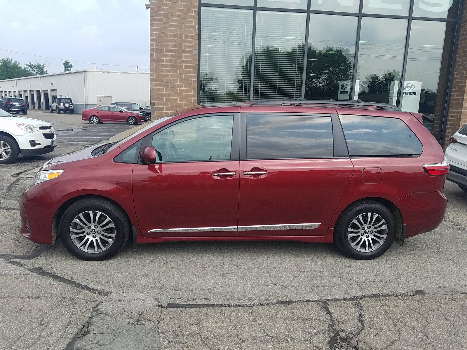 Pre-Owned 2018 Toyota Sienna XLE Premium Mini-van, Passenger in ...